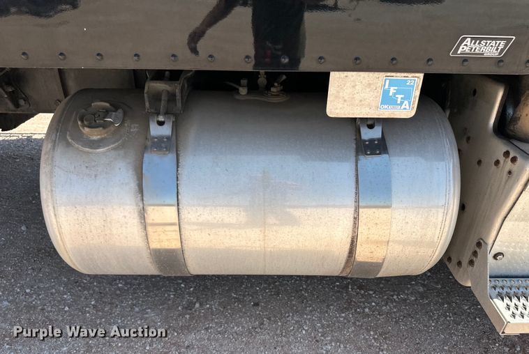 image for item OM9590 2014 Peterbilt 579 semi truck