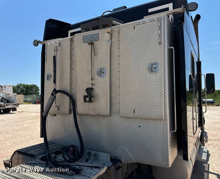 image for item OM9590 2014 Peterbilt 579 semi truck