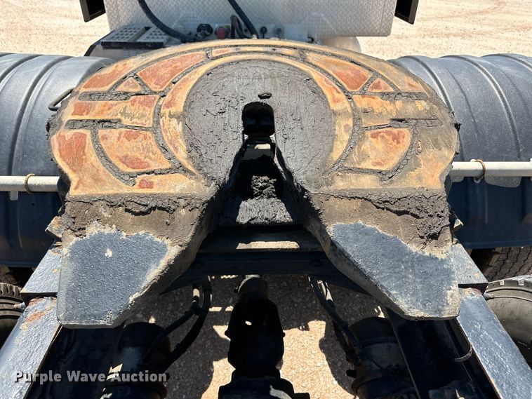 image for item OM9590 2014 Peterbilt 579 semi truck