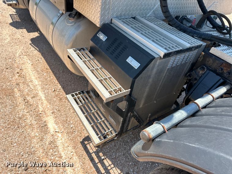 image for item OM9590 2014 Peterbilt 579 semi truck