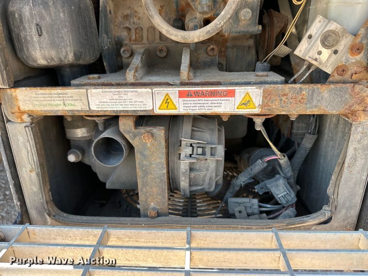 image for item OM9590 2014 Peterbilt 579 semi truck