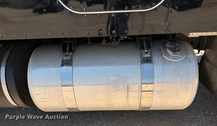 image for item OM9590 2014 Peterbilt 579 semi truck