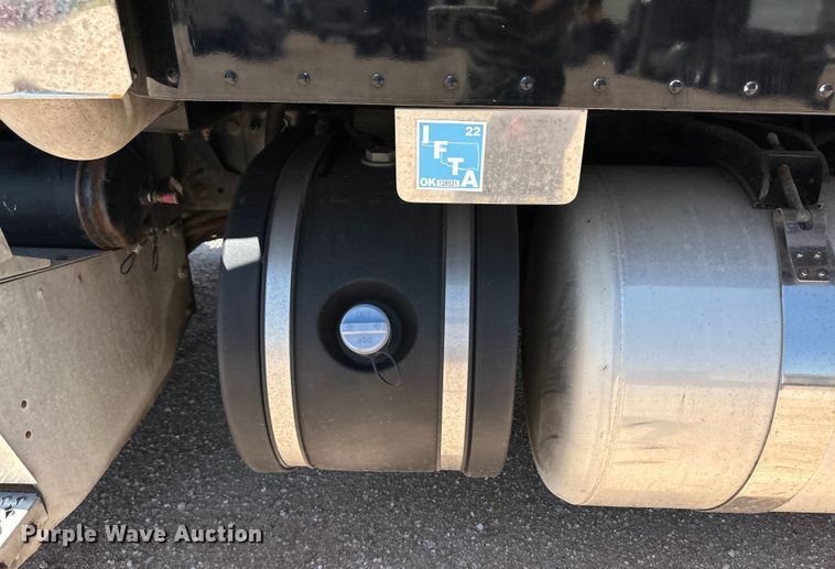 image for item OM9590 2014 Peterbilt 579 semi truck