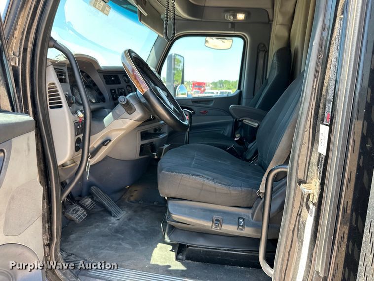 image for item OM9590 2014 Peterbilt 579 semi truck