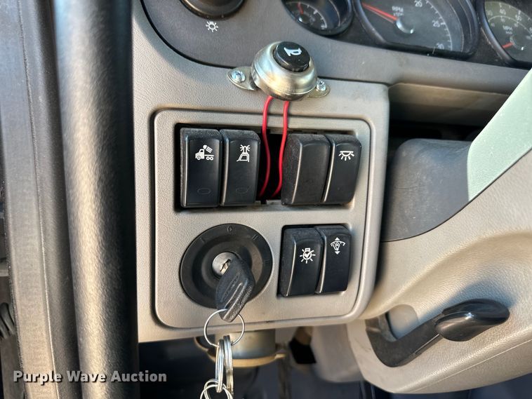 image for item OM9590 2014 Peterbilt 579 semi truck