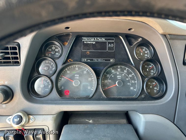 image for item OM9590 2014 Peterbilt 579 semi truck