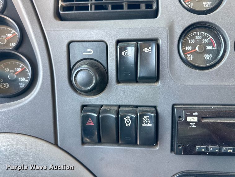 image for item OM9590 2014 Peterbilt 579 semi truck