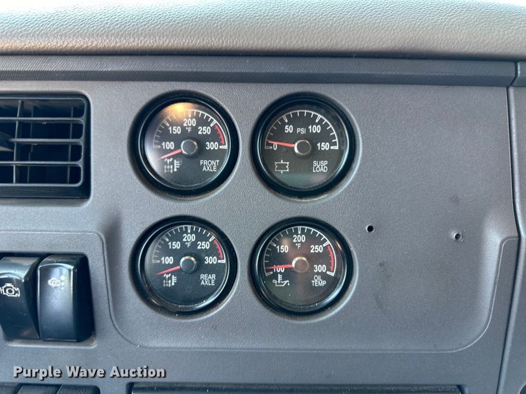 image for item OM9590 2014 Peterbilt 579 semi truck