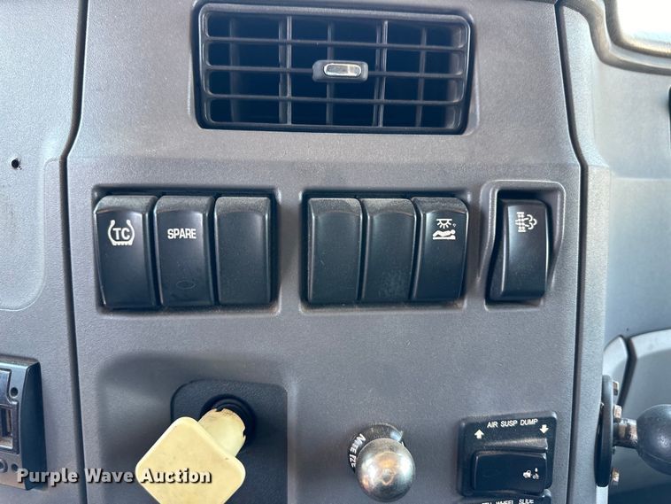 image for item OM9590 2014 Peterbilt 579 semi truck