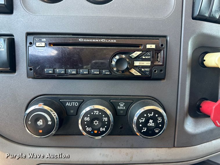 image for item OM9590 2014 Peterbilt 579 semi truck