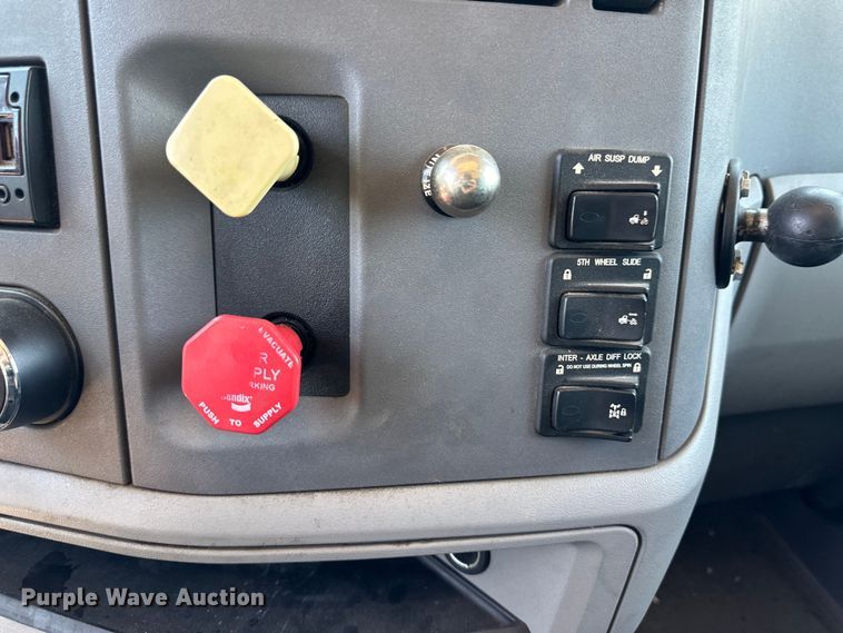 image for item OM9590 2014 Peterbilt 579 semi truck