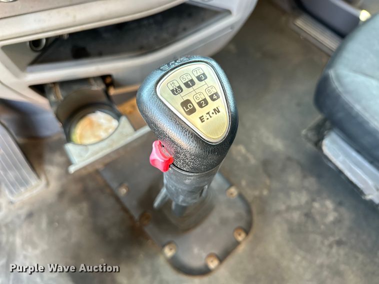 image for item OM9590 2014 Peterbilt 579 semi truck