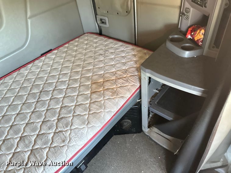 image for item OM9590 2014 Peterbilt 579 semi truck