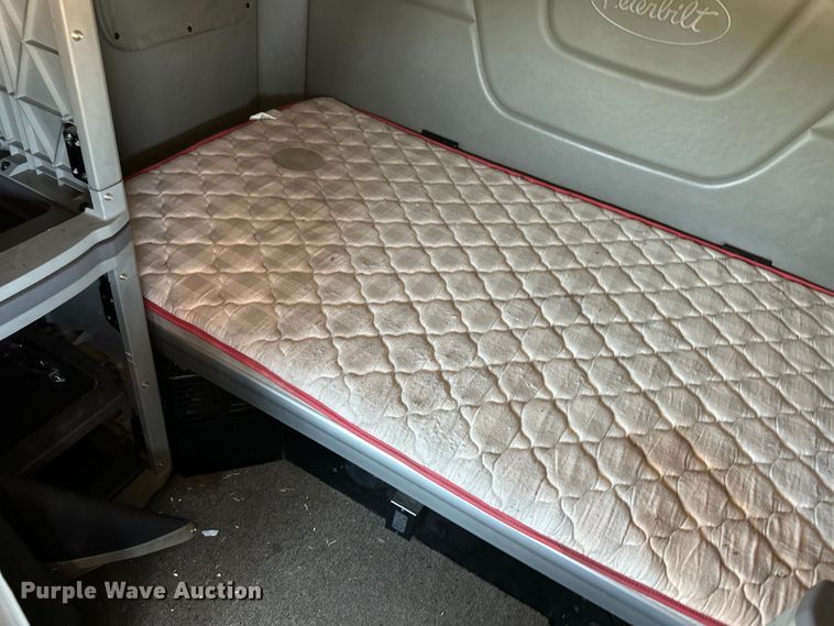 image for item OM9590 2014 Peterbilt 579 semi truck