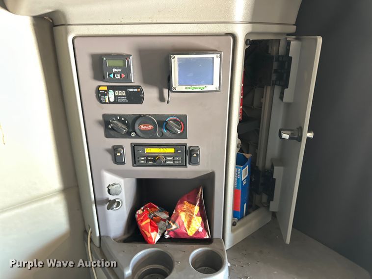 image for item OM9590 2014 Peterbilt 579 semi truck