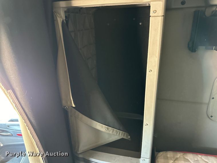 image for item OM9590 2014 Peterbilt 579 semi truck