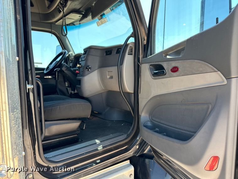 image for item OM9590 2014 Peterbilt 579 semi truck