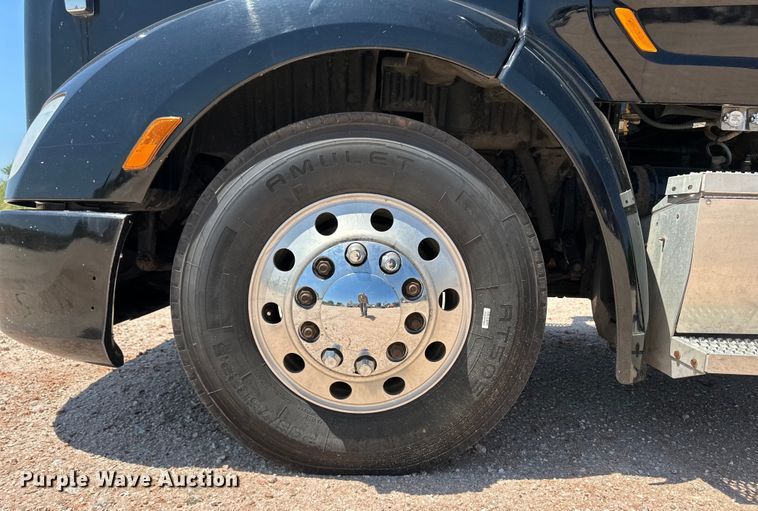 image for item OM9590 2014 Peterbilt 579 semi truck