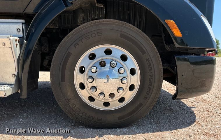 image for item OM9590 2014 Peterbilt 579 semi truck