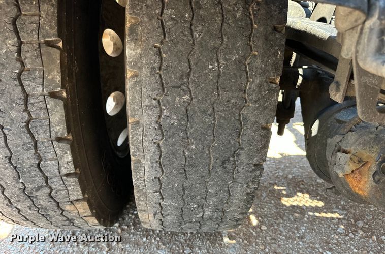 image for item OM9590 2014 Peterbilt 579 semi truck