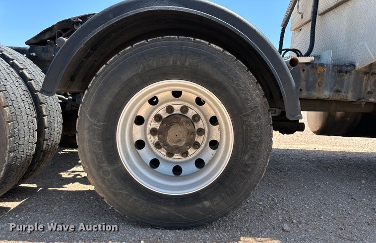 image for item OM9590 2014 Peterbilt 579 semi truck