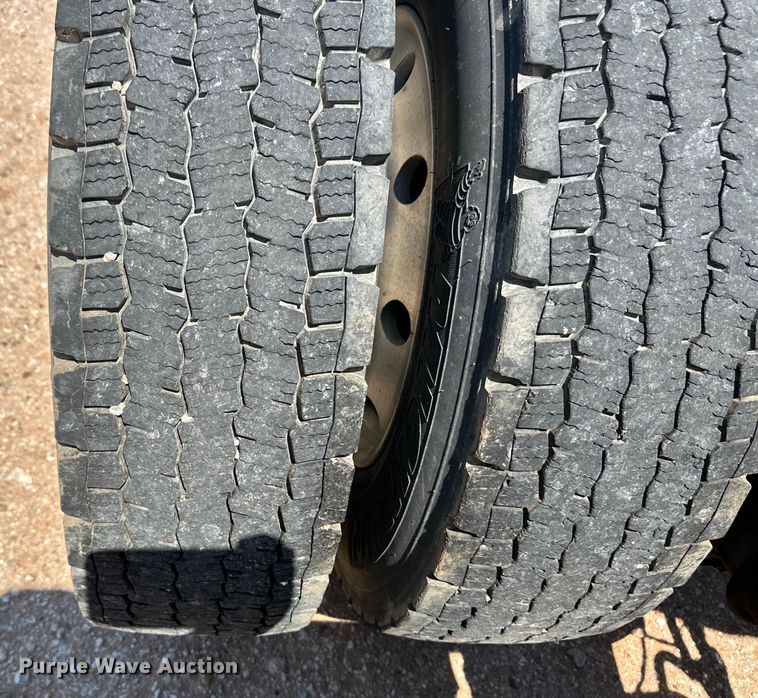 image for item OM9590 2014 Peterbilt 579 semi truck