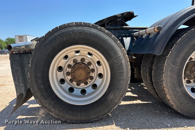 image for item OM9590 2014 Peterbilt 579 semi truck