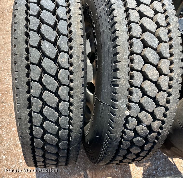 image for item OM9590 2014 Peterbilt 579 semi truck