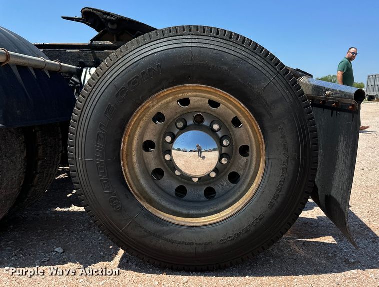 image for item OM9590 2014 Peterbilt 579 semi truck