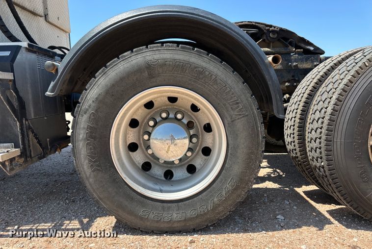 image for item OM9590 2014 Peterbilt 579 semi truck