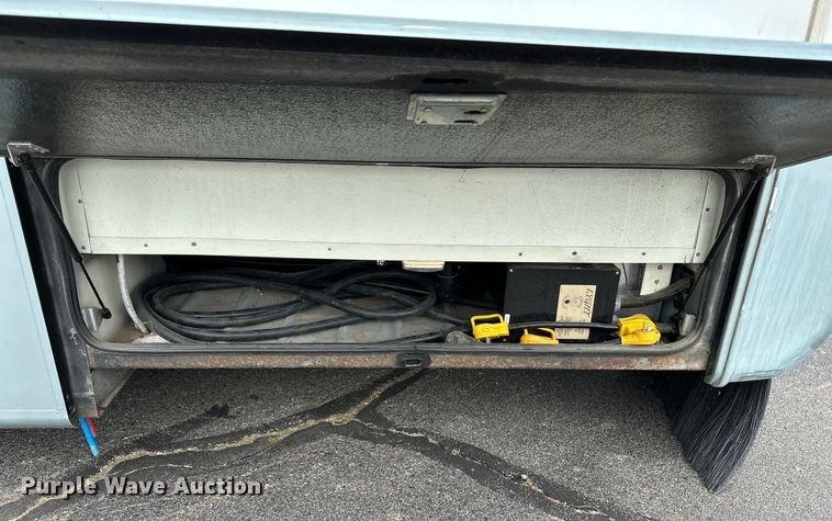 image for item DF8426 2002 Holiday Rambler Vacationer RV