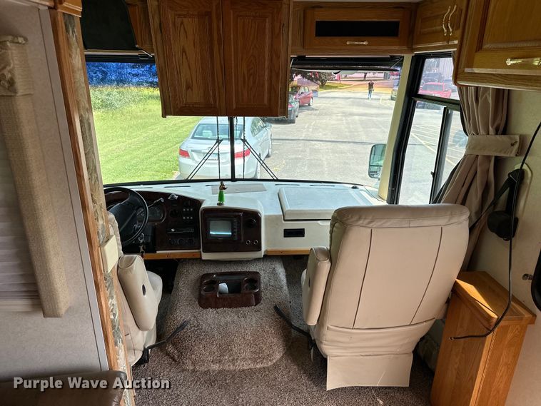 image for item DF8426 2002 Holiday Rambler Vacationer RV