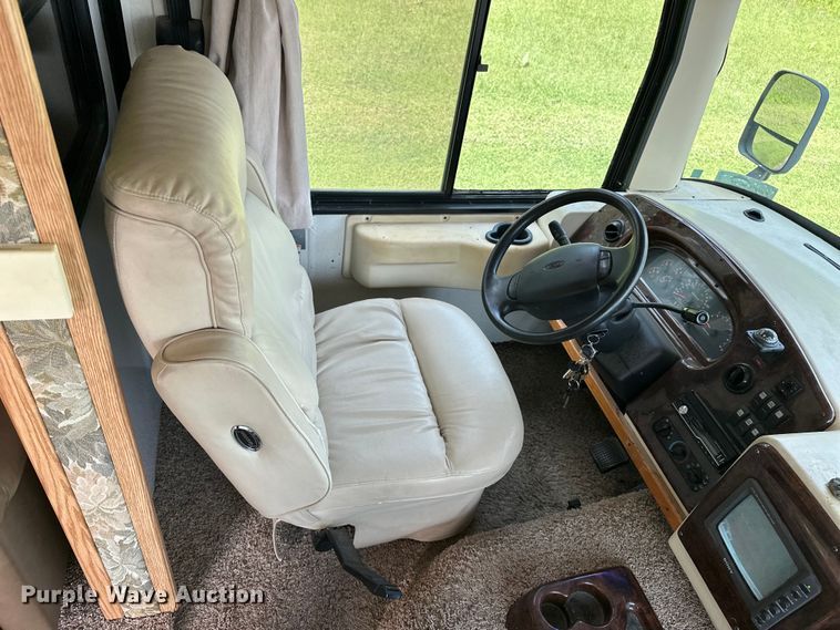 image for item DF8426 2002 Holiday Rambler Vacationer RV