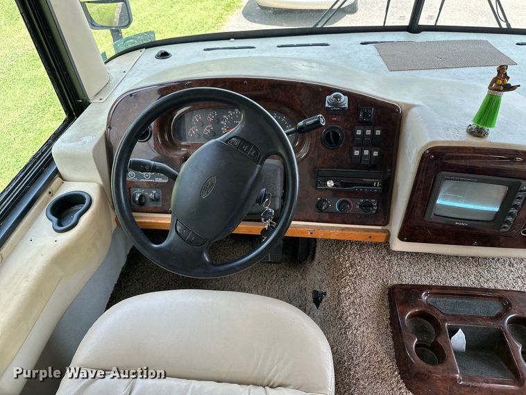 image for item DF8426 2002 Holiday Rambler Vacationer RV