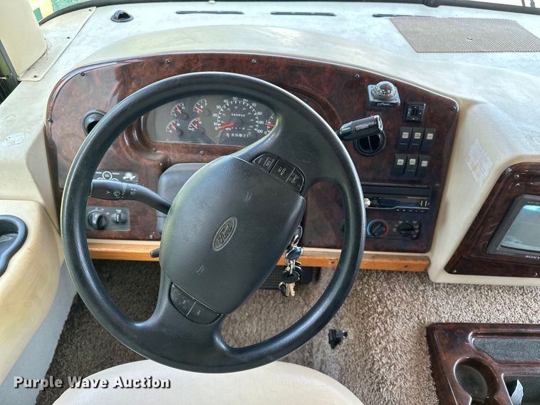 image for item DF8426 2002 Holiday Rambler Vacationer RV