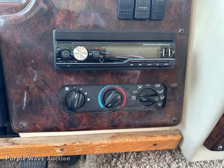 image for item DF8426 2002 Holiday Rambler Vacationer RV