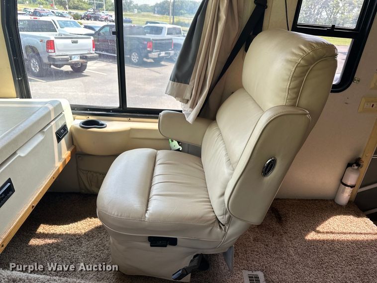 image for item DF8426 2002 Holiday Rambler Vacationer RV