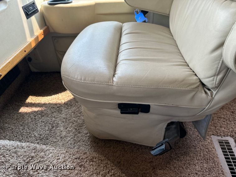 image for item DF8426 2002 Holiday Rambler Vacationer RV