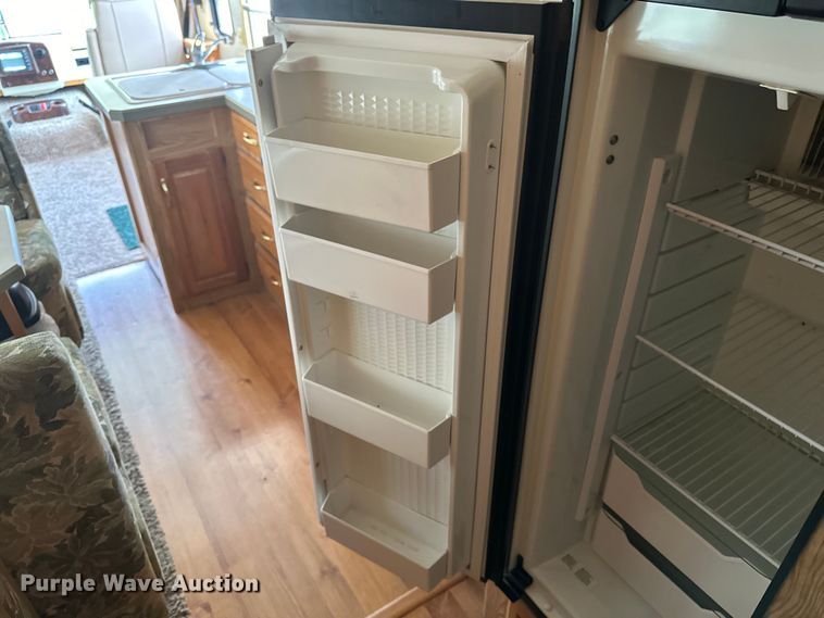 image for item DF8426 2002 Holiday Rambler Vacationer RV