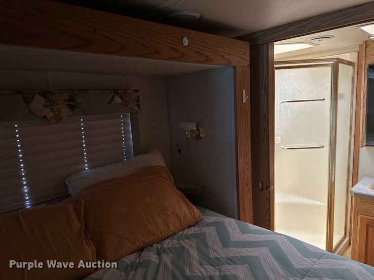 image for item DF8426 2002 Holiday Rambler Vacationer RV