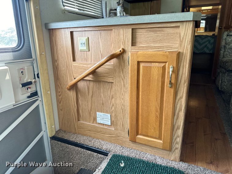 image for item DF8426 2002 Holiday Rambler Vacationer RV