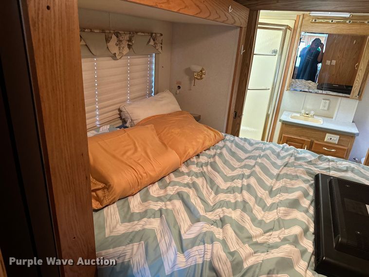 image for item DF8426 2002 Holiday Rambler Vacationer RV