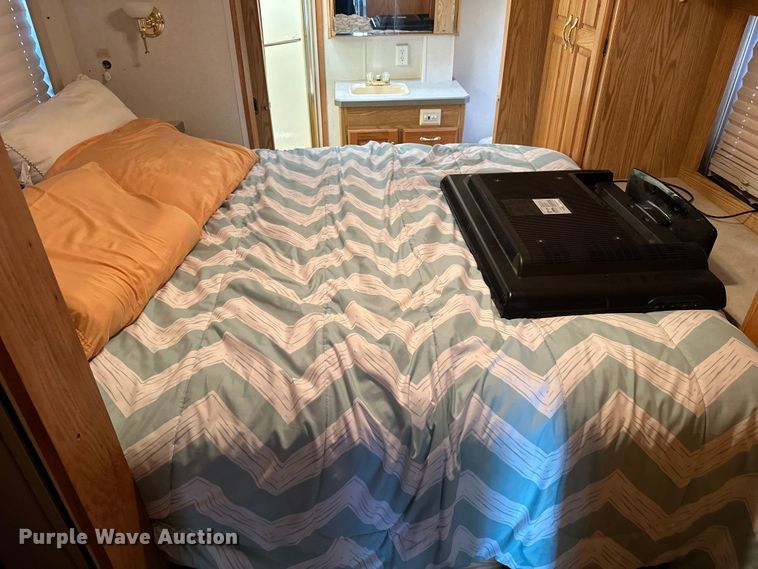 image for item DF8426 2002 Holiday Rambler Vacationer RV