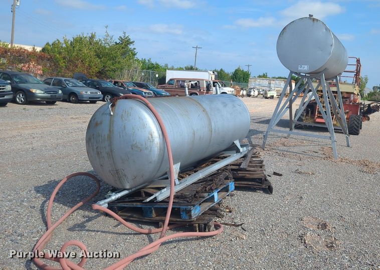 image for item DL1044 (2) fuel tanks