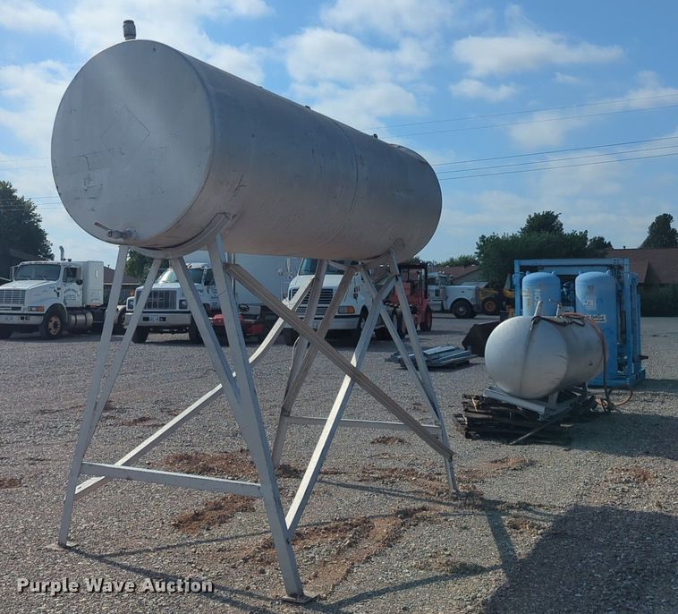 image for item DL1044 (2) fuel tanks