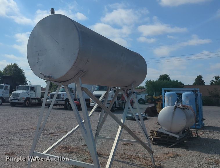 image for item DL1044 (2) fuel tanks