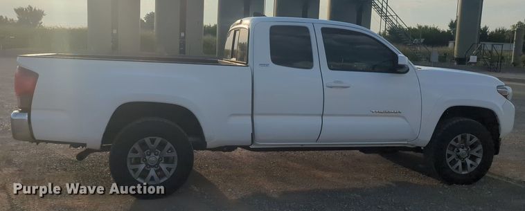 image for item DL1069 2019 Toyota  Tacoma  Access Cab pickup truck