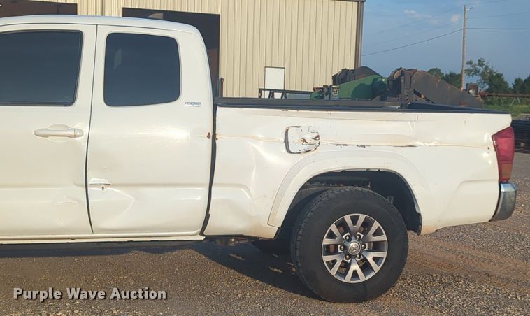 image for item DL1069 2019 Toyota  Tacoma  Access Cab pickup truck