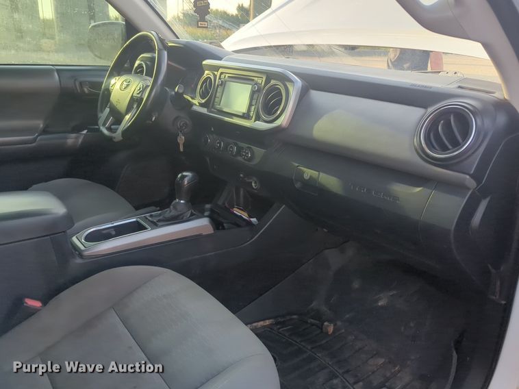 image for item DL1069 2019 Toyota  Tacoma  Access Cab pickup truck