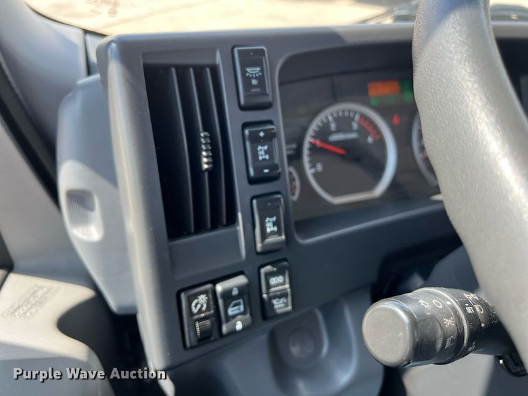 image for item DO2490 2020 Isuzi NRR rollback truck